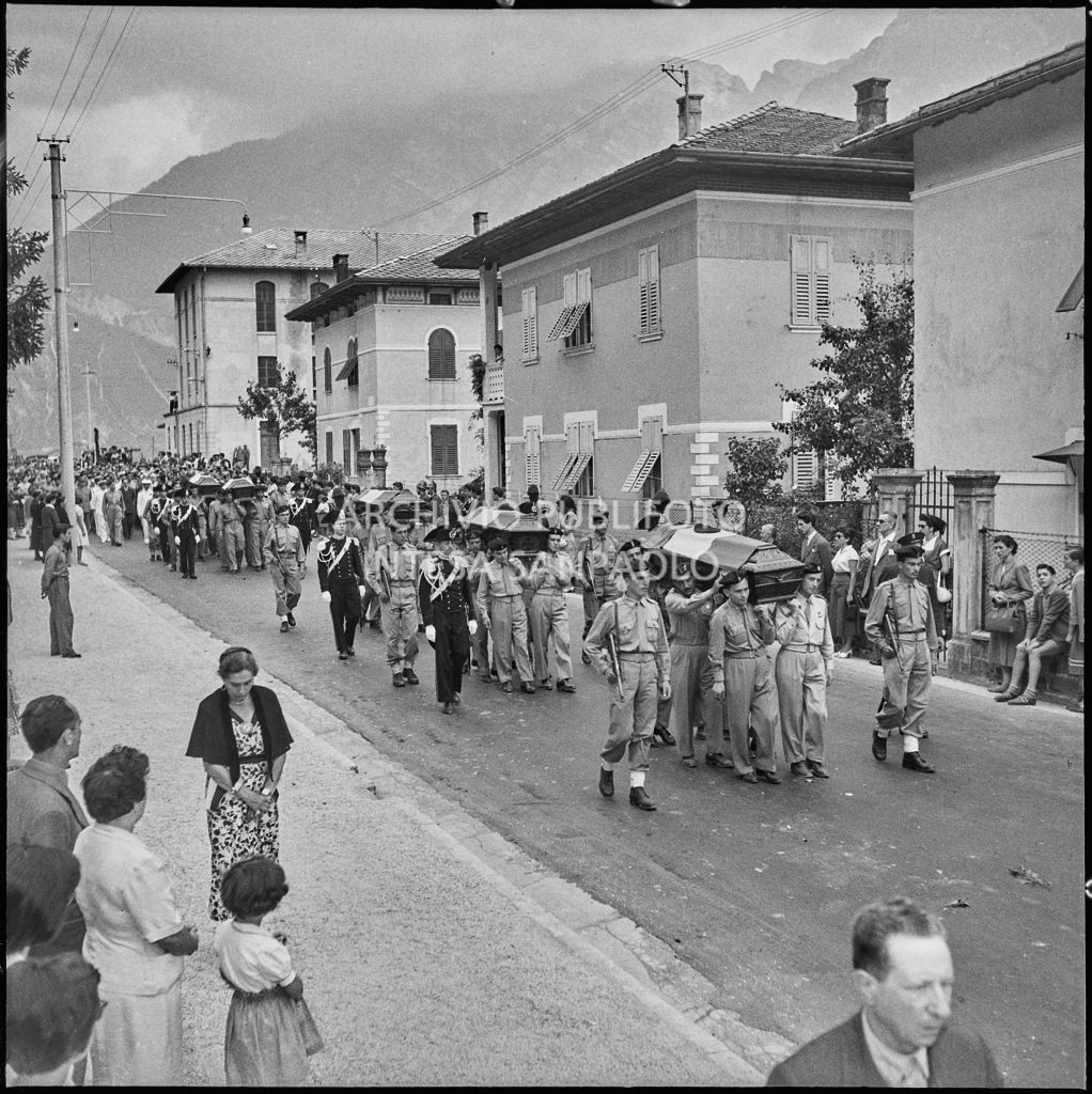 Corteo funebre dei cinque marinai della Brigata San Marco vittime dell'esplosione di un mortaio durante l'addestramento nei pressi di Levico<br>222290