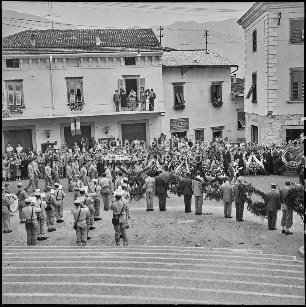 Arrivo del corteo funebre dei cinque marinai della Brigata San Marco vittime dell'esplosione di un mortaio durante l'addestramento alla chiesa del Santissimo Redentore di Levico per i funerali solenni<br>222291