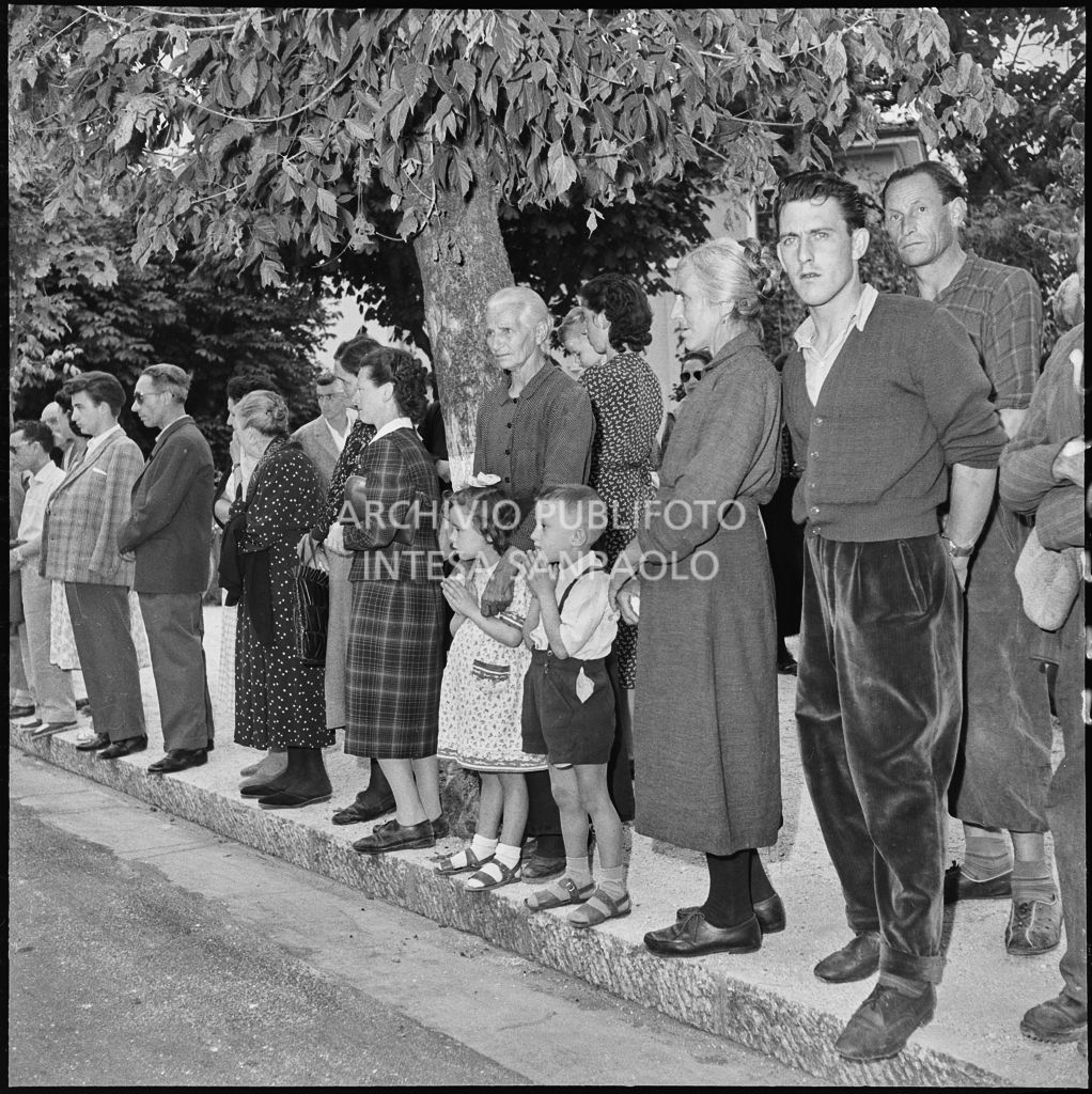 Alcune persone sul ciglio della strada osservano il corteo funebre dei cinque marinai della Brigata San Marco vittime dell'esplosione di un mortaio durante l'addestramento nei pressi di Levico<br>222292