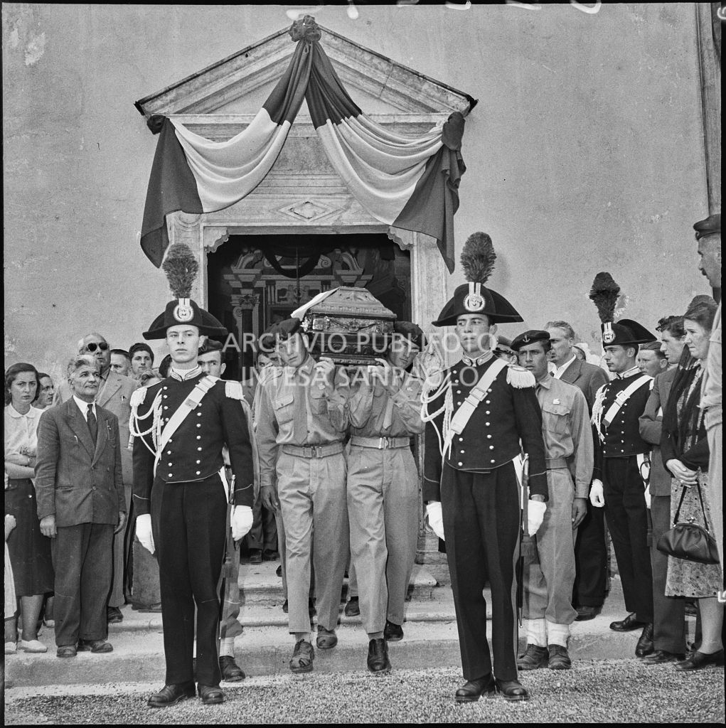 I marinai della Brigata San Marco trasportano le bare dei commilitoni morti per lo scoppio di una granata durante un'esercitazione nei pressi di Levico<br>222293