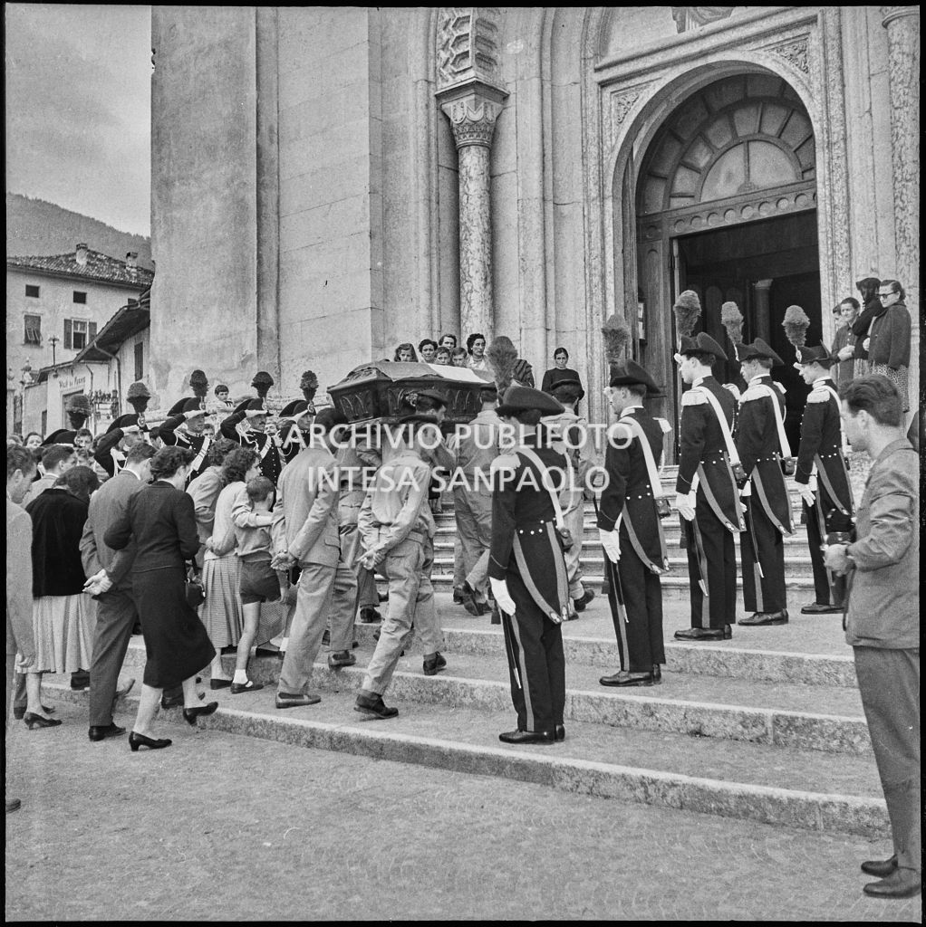I marinai della Brigata San Marco trasportano le bare dei commilitoni morti per lo scoppio di una granata durante un'esercitazione nei pressi di Levico nella chiesa del Santissimo Redentore per i funerali solenni<br>222294