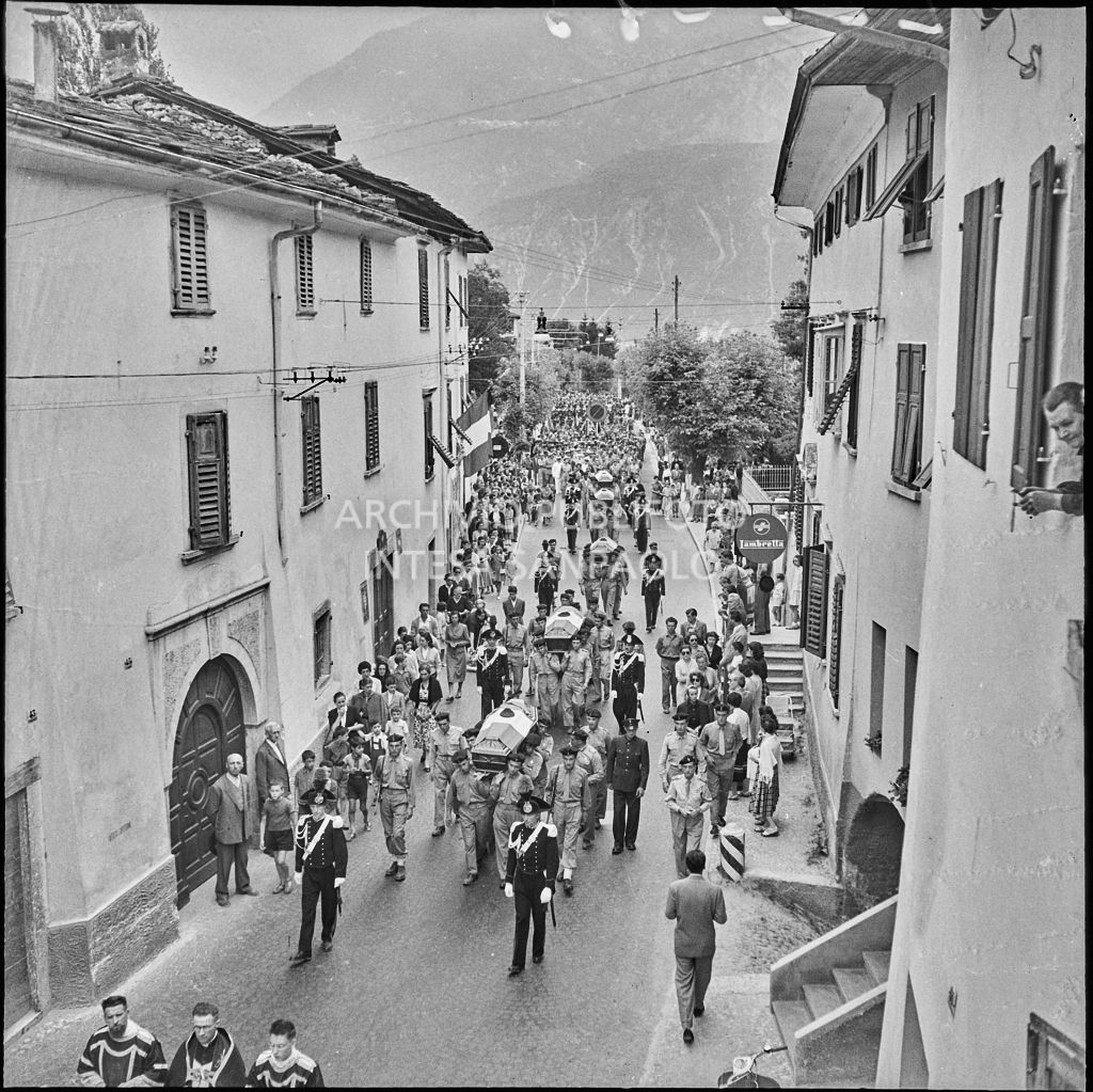 Corteo funebre dei cinque marinai della Brigata San Marco vittime dell'esplosione di un mortaio durante l'addestramento nei pressi di Levico<br>222295