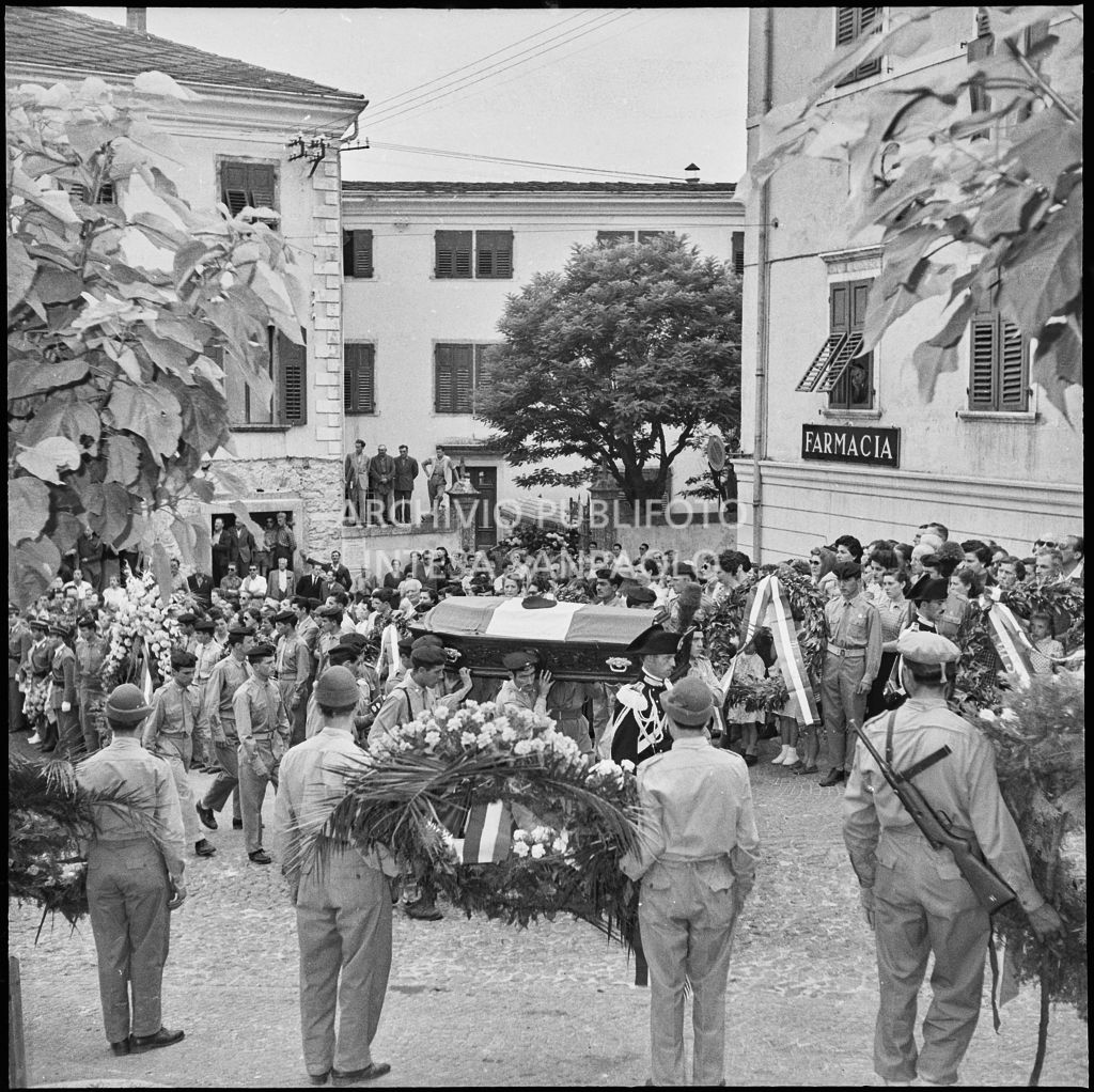 Corteo funebre dei cinque marinai della Brigata San Marco vittime dell'esplosione di un mortaio durante l'addestramento nei pressi di Levico<br>222296