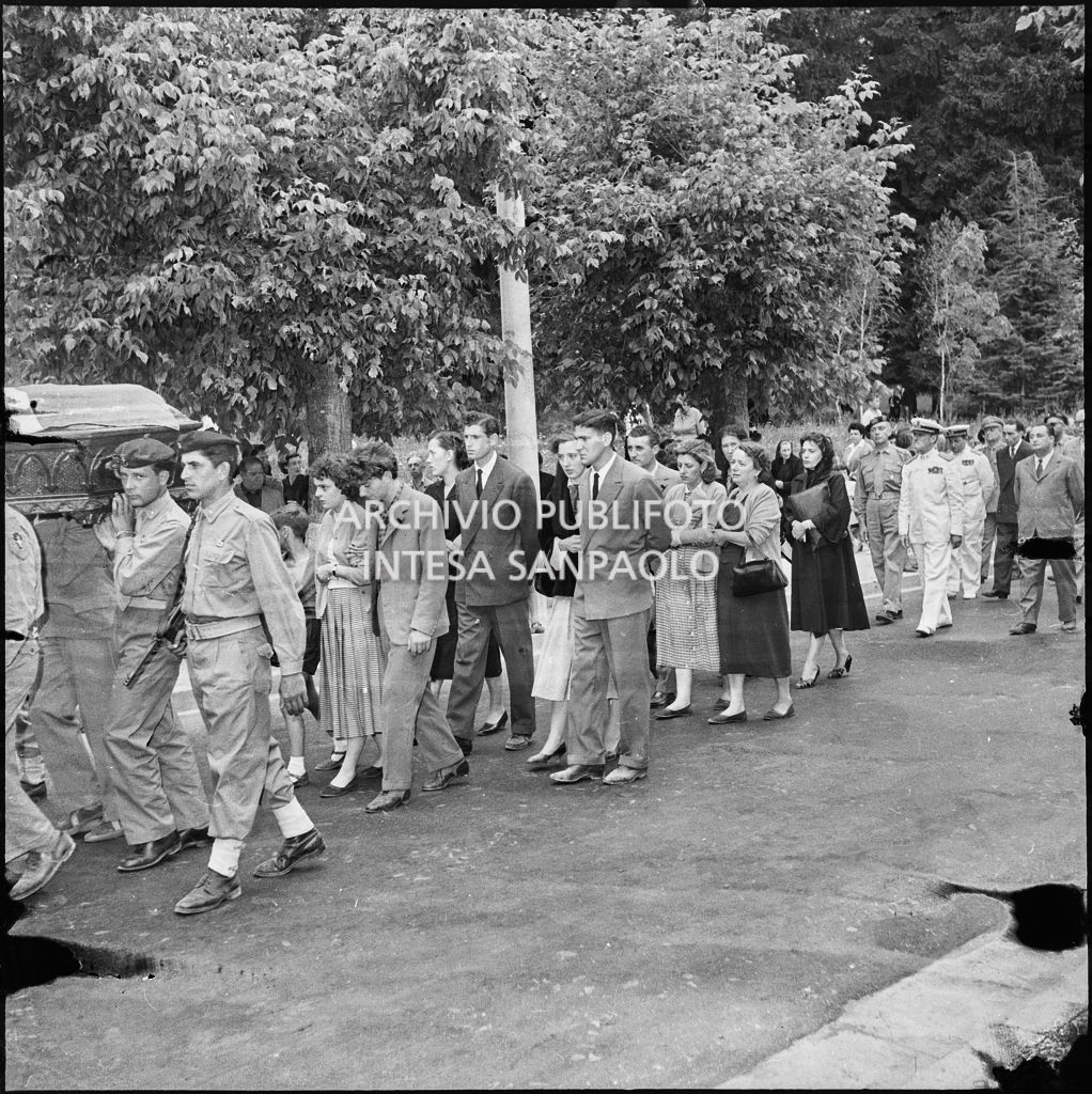 Corteo funebre dei cinque marinai della Brigata San Marco vittime dell'esplosione di un mortaio durante l'addestramento nei pressi di Levico<br>222298