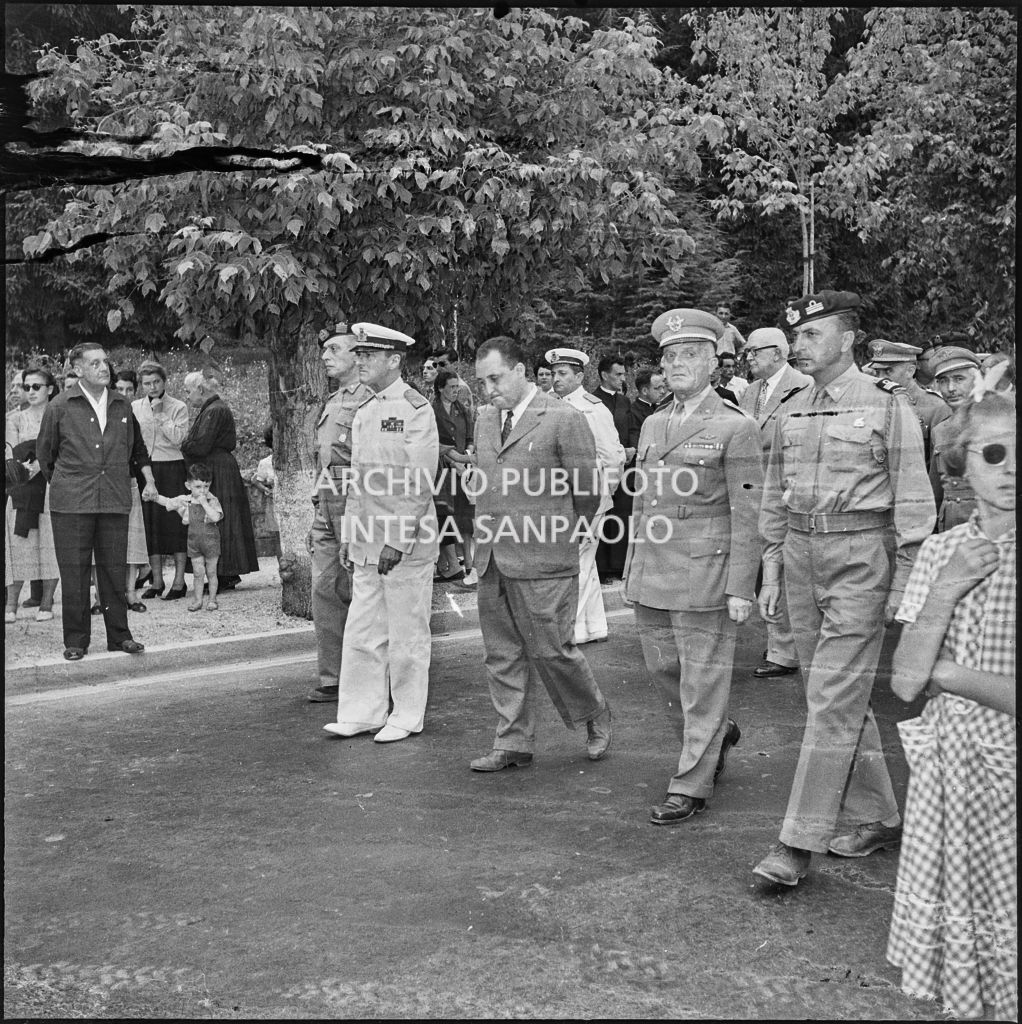 Il sottosegretario alla Difesa Fiorentino Sullo (al centro) in testa al corteo funebre dei cinque marinai della Brigata San Marco vittime dell'esplosione di un mortaio durante l'addestramento nei pressi di Levico<br>222299