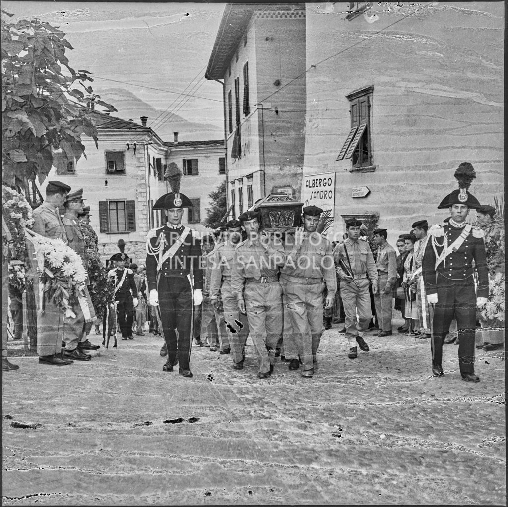Corteo funebre dei cinque marinai della Brigata San Marco vittime dell'esplosione di un mortaio durante l'addestramento nei pressi di Levico<br>222300
