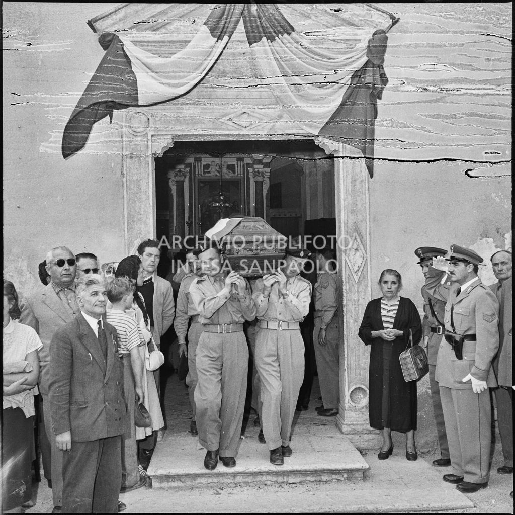 I marinai della Brigata San Marco trasportano le bare dei commilitoni morti per lo scoppio di una granata durante un'esercitazione nei pressi di Levico<br>222301