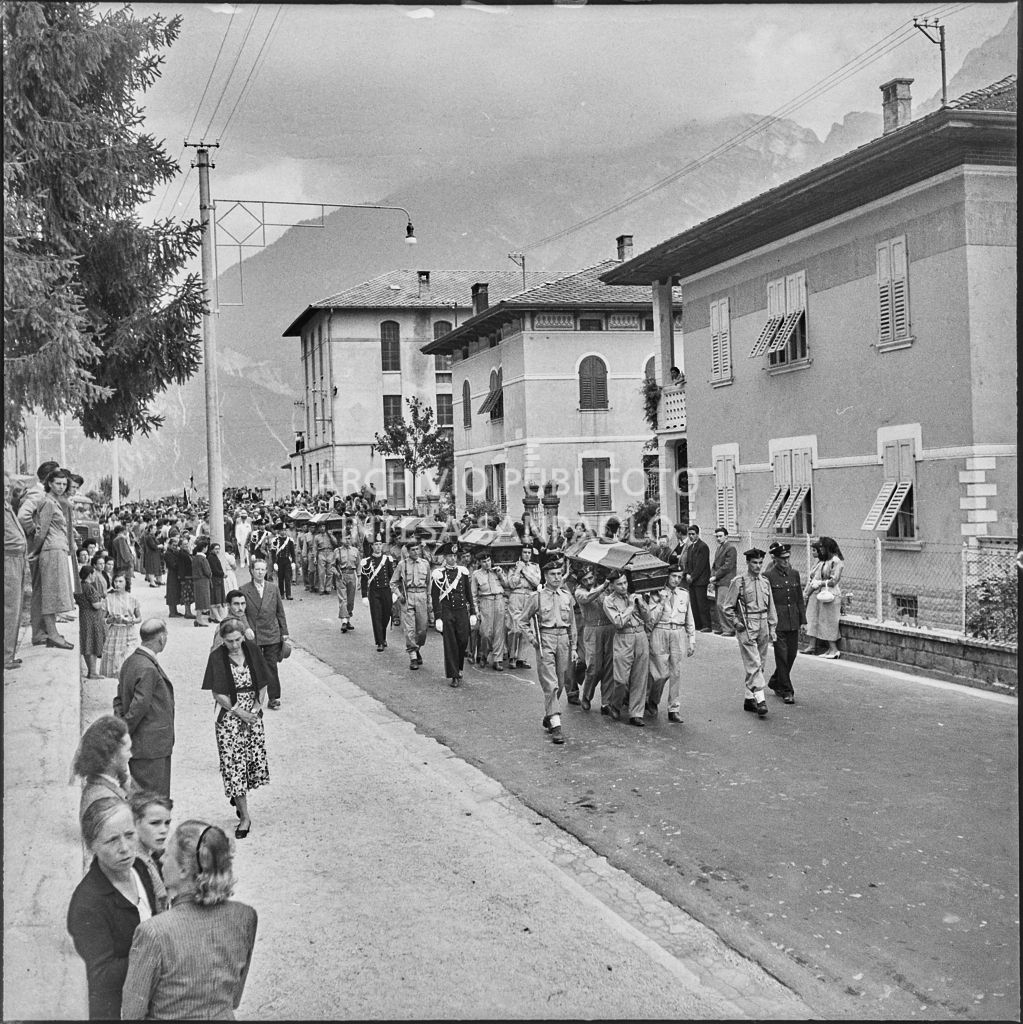Corteo funebre dei cinque marinai della Brigata San Marco vittime dell'esplosione di un mortaio durante l'addestramento nei pressi di Levico<br>222302