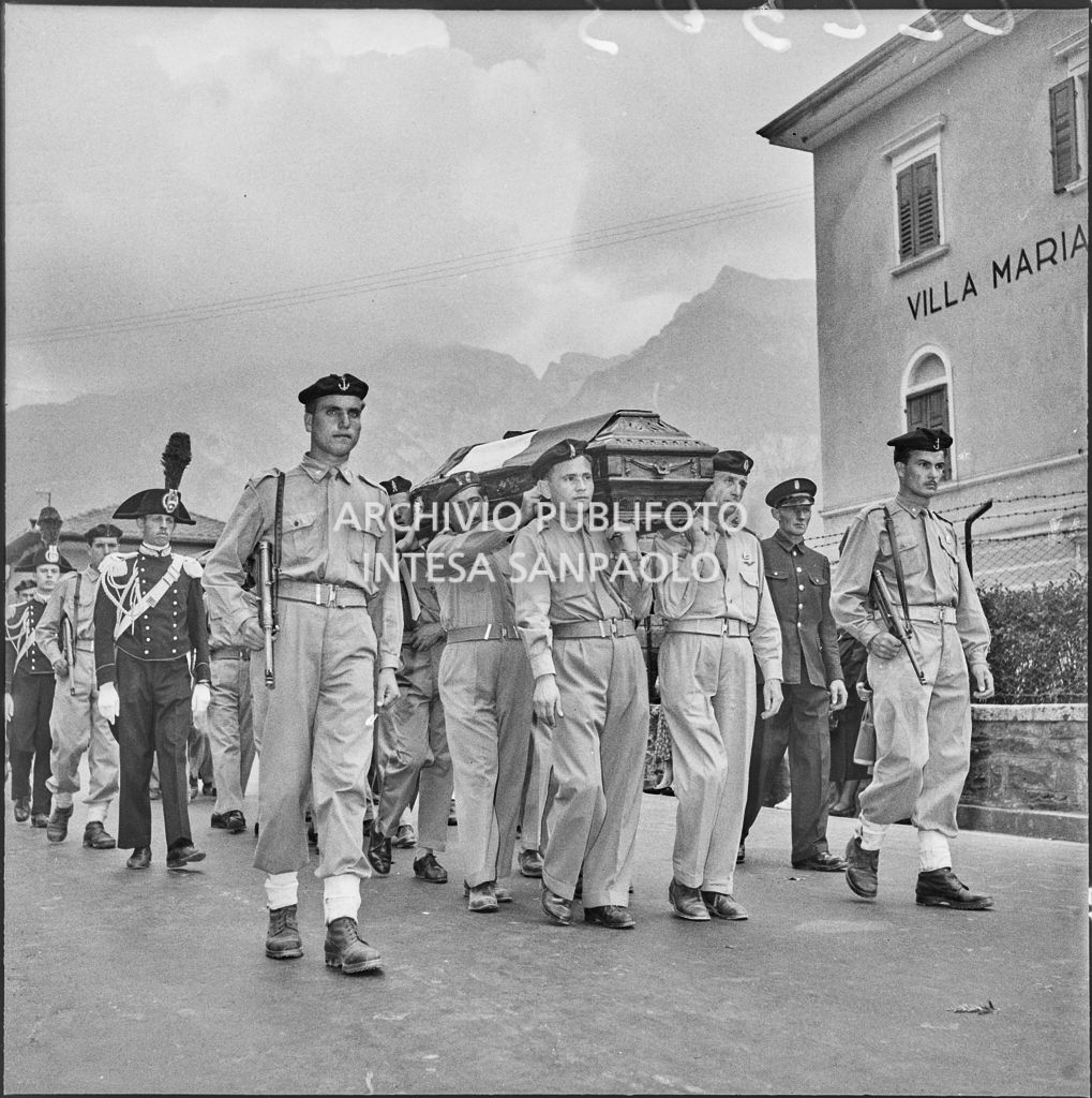 Corteo funebre dei cinque marinai della Brigata San Marco vittime dell'esplosione di un mortaio durante l'addestramento nei pressi di Levico<br>222303