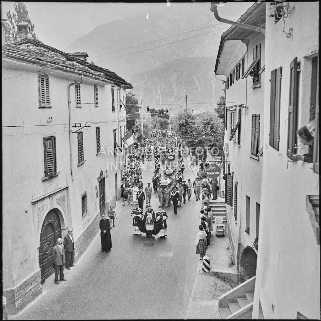 Corteo funebre dei cinque marinai della Brigata San Marco vittime dell'esplosione di un mortaio durante l'addestramento nei pressi di Levico<br>222304