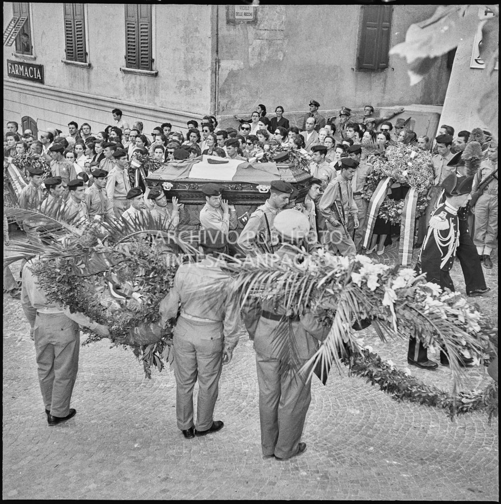 Corteo funebre dei cinque marinai della Brigata San Marco vittime dell'esplosione di un mortaio durante l'addestramento nei pressi di Levico<br>222305