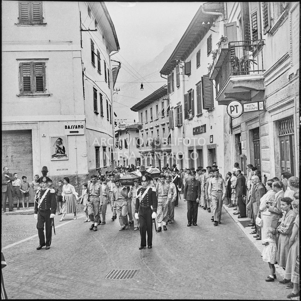 Corteo funebre dei cinque marinai della Brigata San Marco vittime dell'esplosione di un mortaio durante l'addestramento nei pressi di Levico<br>222306