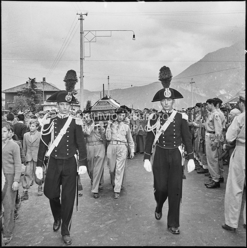 Corteo funebre dei cinque marinai della Brigata San Marco vittime dell'esplosione di un mortaio durante l'addestramento nei pressi di Levico<br>222307