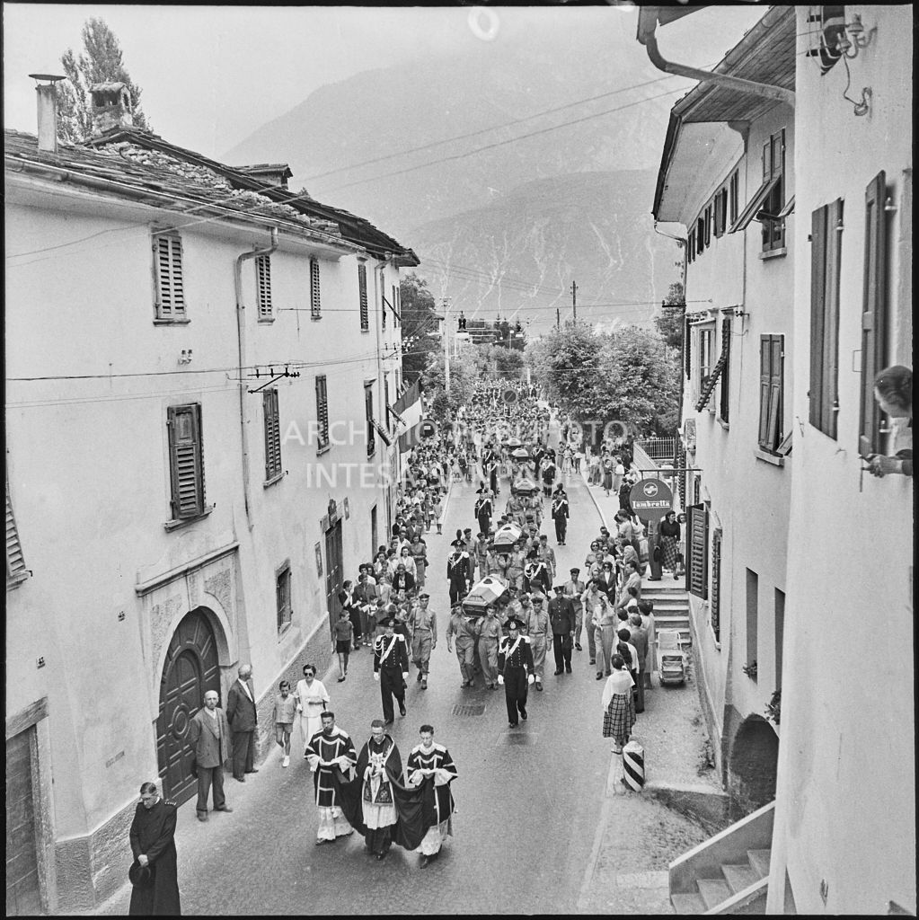 Corteo funebre dei cinque marinai della Brigata San Marco vittime dell'esplosione di un mortaio durante l'addestramento nei pressi di Levico<br>222308