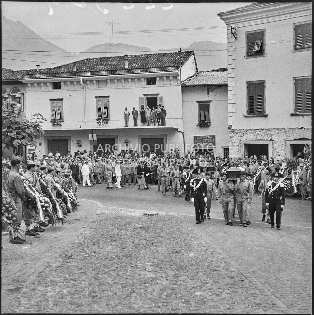 Corteo funebre dei cinque marinai della Brigata San Marco vittime dell'esplosione di un mortaio durante l'addestramento nei pressi di Levico<br>222309