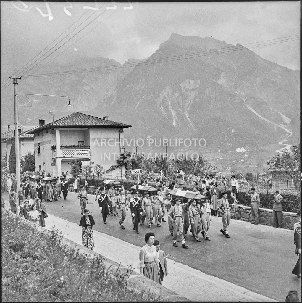Corteo funebre dei cinque marinai della Brigata San Marco vittime dell'esplosione di un mortaio durante l'addestramento nei pressi di Levico<br>222310
