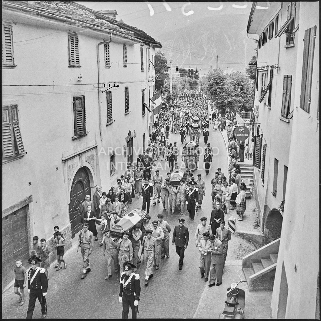 Corteo funebre dei cinque marinai della Brigata San Marco vittime dell'esplosione di un mortaio durante l'addestramento nei pressi di Levico<br>222311