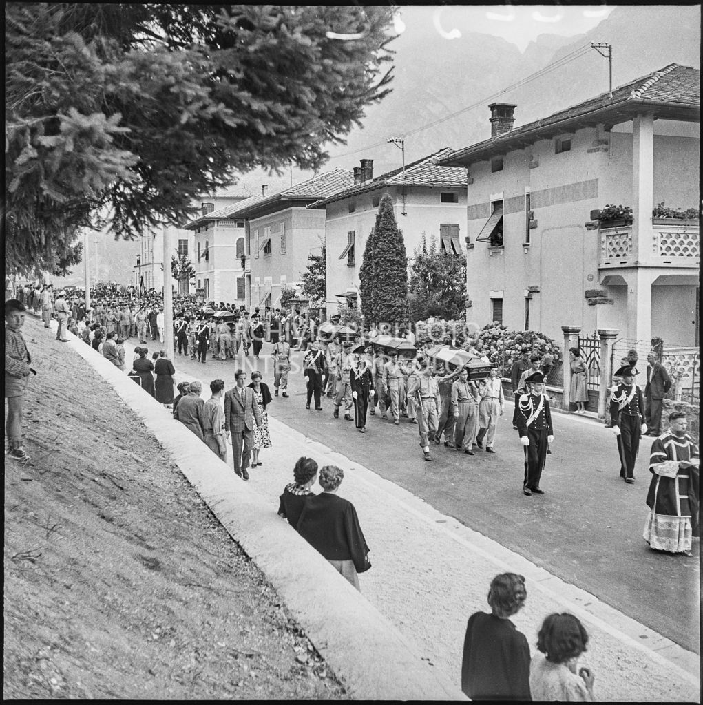 Corteo funebre dei cinque marinai della Brigata San Marco vittime dell'esplosione di un mortaio durante l'addestramento nei pressi di Levico<br>222312
