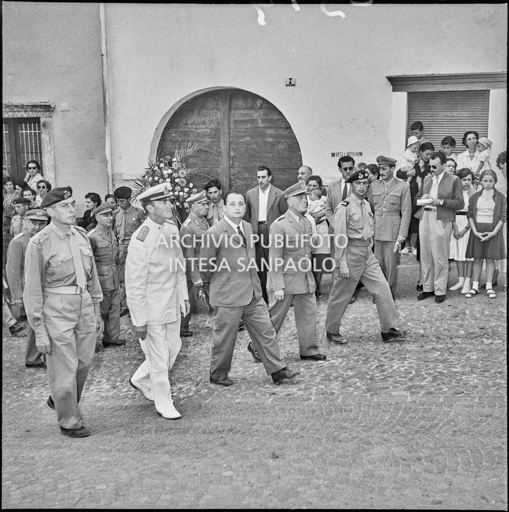 Il sottosegretario alla Difesa Fiorentino Sullo (al centro) in testa al corteo funebre dei cinque marinai della Brigata San Marco vittime dell'esplosione di un mortaio durante l'addestramento nei pressi di Levico<br>222314