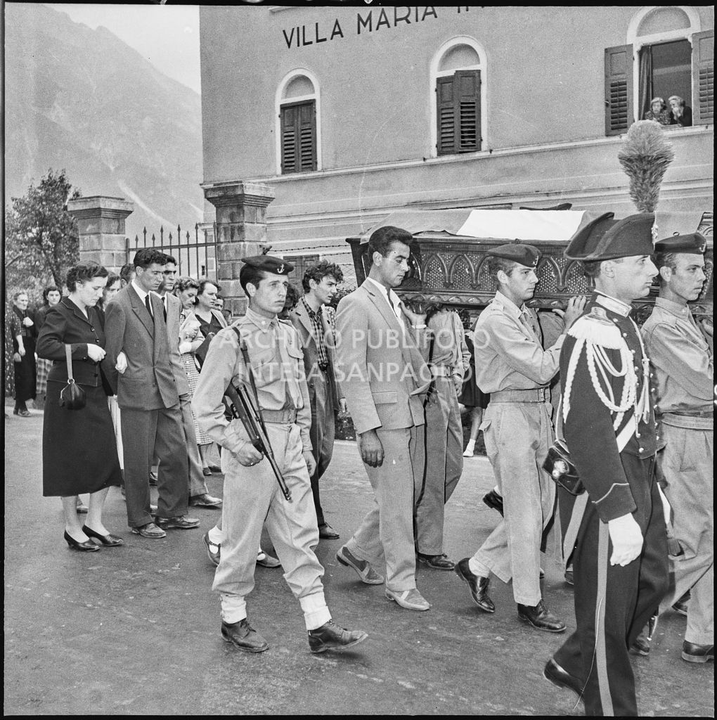 Corteo funebre dei cinque marinai della Brigata San Marco vittime dell'esplosione di un mortaio durante l'addestramento nei pressi di Levico<br>222315