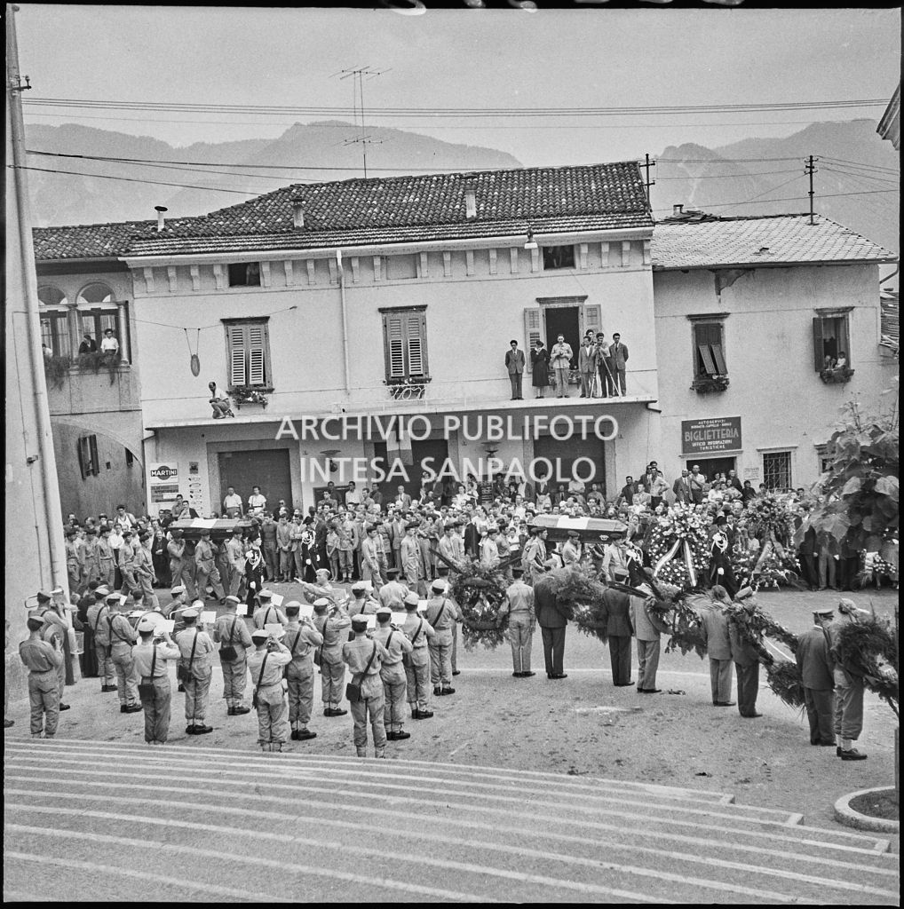 Corteo funebre dei cinque marinai della Brigata San Marco vittime dell'esplosione di un mortaio durante l'addestramento nei pressi di Levico<br>222316