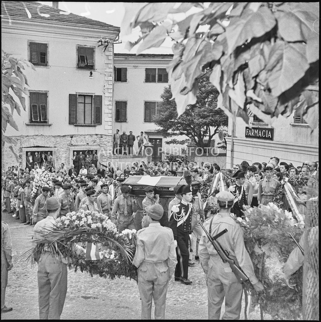 Corteo funebre dei cinque marinai della Brigata San Marco vittime dell'esplosione di un mortaio durante l'addestramento nei pressi di Levico<br>222317