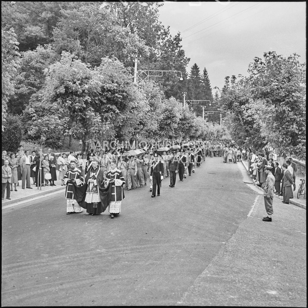 Corteo funebre dei cinque marinai della Brigata San Marco vittime dell'esplosione di un mortaio durante l'addestramento nei pressi di Levico<br>222318