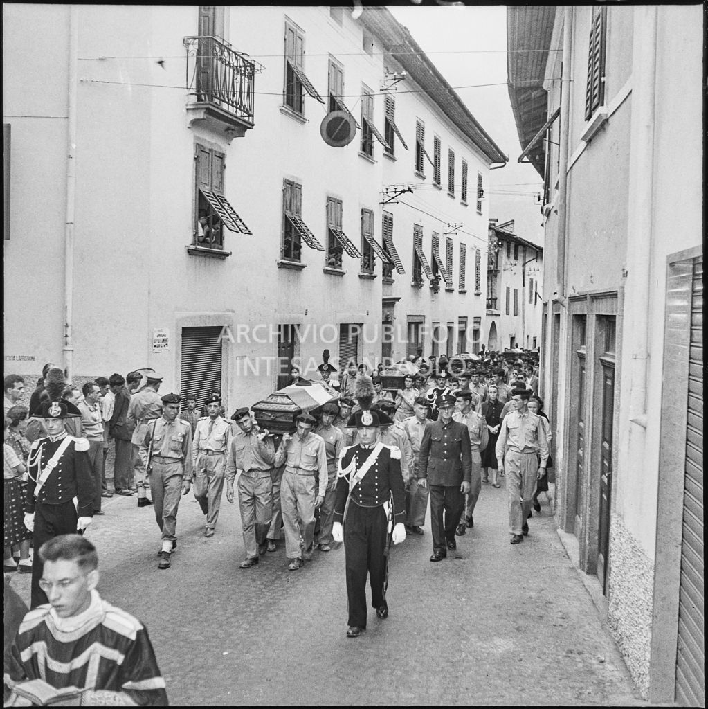 Corteo funebre dei cinque marinai della Brigata San Marco vittime dell'esplosione di un mortaio durante l'addestramento nei pressi di Levico<br>222319