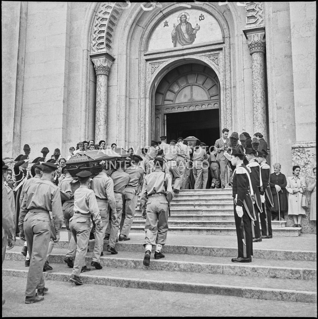 I marinai della Brigata San Marco trasportano le bare dei commilitoni morti per lo scoppio di una granata durante un'esercitazione nei pressi di Levico nella chiesa del Santissimo Redentore per i funerali solenni<br>222320