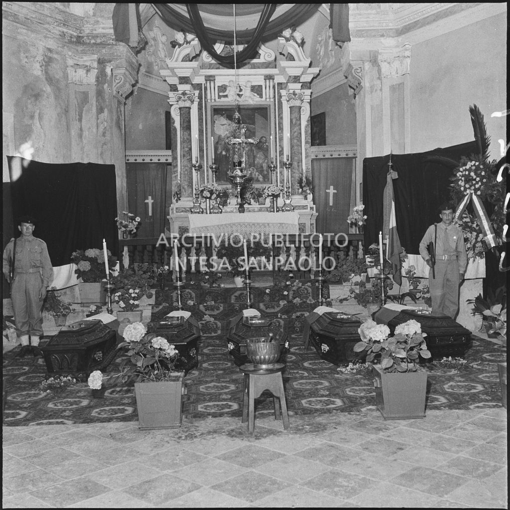 Le bare dei cinque marinai della Brigata San Marco nella chiesa della Madonna del Pezzo, morti per lo scoppio di un mortaio durante un'esercitazione nei pressi di Levico<br>222321