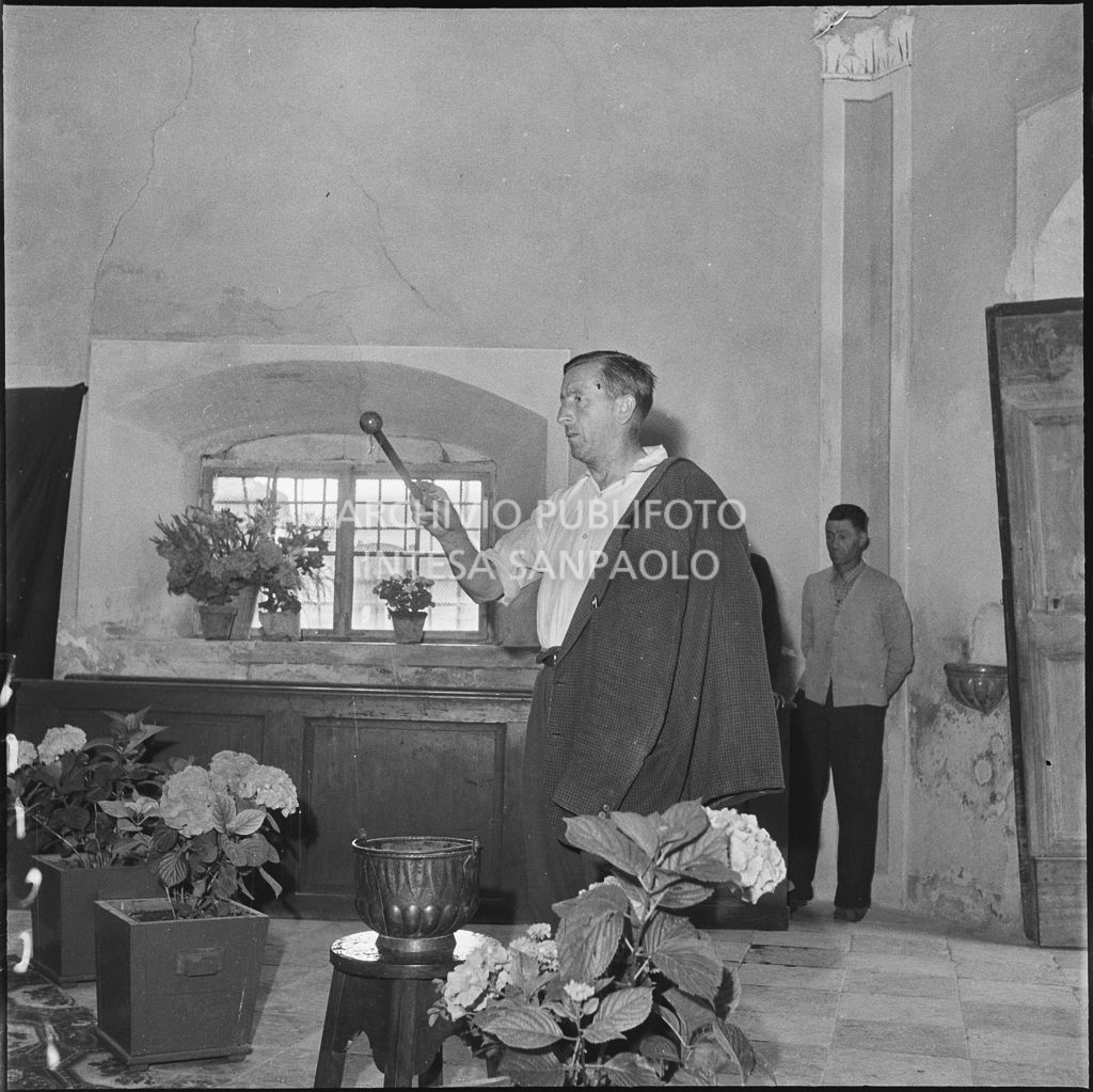 Un uomo benedice le bare dei cinque marinai della Brigata San Marco nella chiesa della Madonna del Pezzo, morti per lo scoppio di un mortaio durante un'esercitazione nei pressi di Levico<br>222322