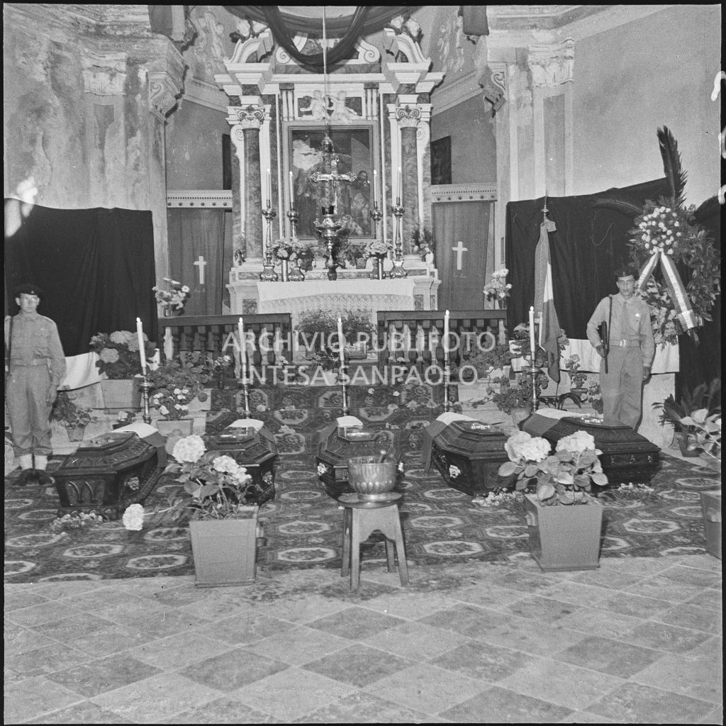 Le bare dei cinque marinai della Brigata San Marco nella chiesa della Madonna del Pezzo, morti per lo scoppio di un mortaio durante un'esercitazione nei pressi di Levico<br>222323
