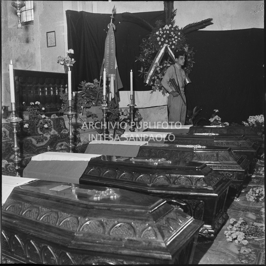 Le bare dei cinque marinai della Brigata San Marco nella chiesa della Madonna del Pezzo, morti per lo scoppio di un mortaio durante un'esercitazione nei pressi di Levico<br>222324