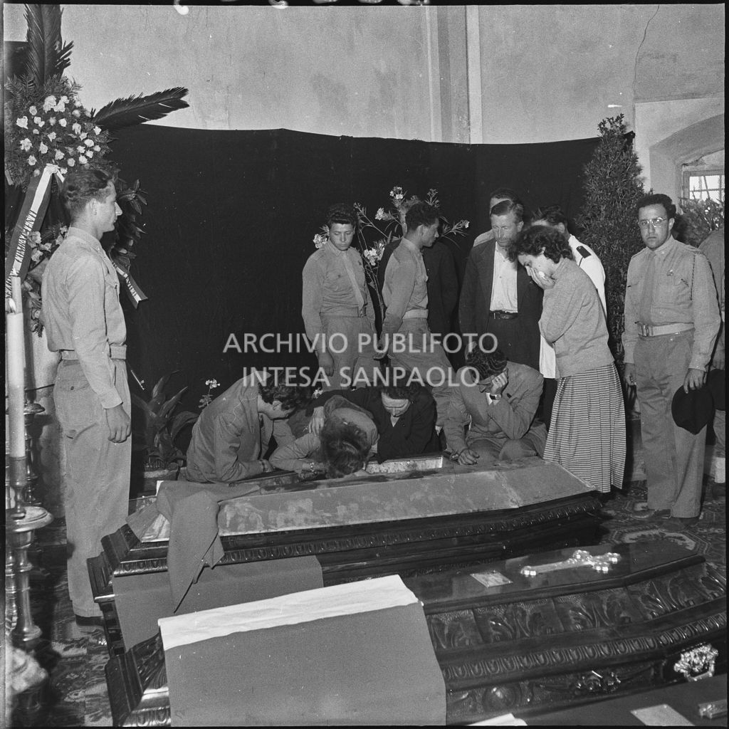 Una donna piange sulla bara di uno dei cinque marinai della Brigata San Marco nella chiesa della Madonna del Pezzo, morto per lo scoppio di un mortaio durante un'esercitazione nei pressi di Levico<br>222325