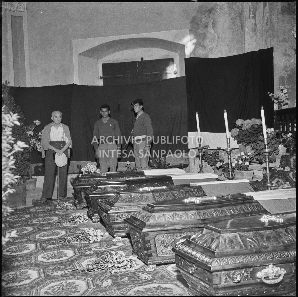 Un marinaio della Brigata San Marco di guardia nel luogo dello scoppio del mortaio che ha ucciso cinque suoi commilitoni durante un'esercitazione nei pressi di Levico<br>222326