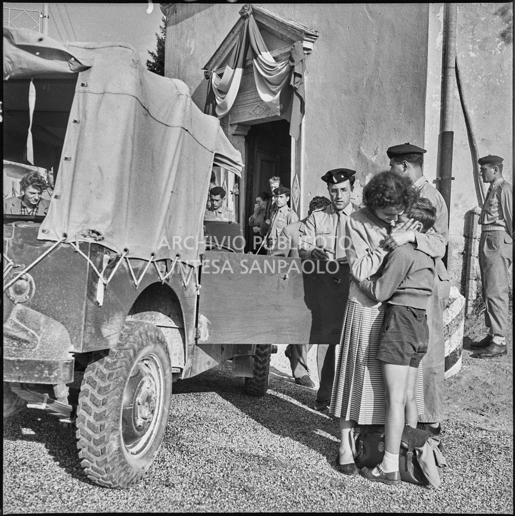 Una donna abbraccia un bambino davanti alla chiesa della Madonna del Pezzo che accoglie le bare dei cinque marinai della Brigata San Marco morti durante un'esercitazione nei pressi di Levico<br>222329
