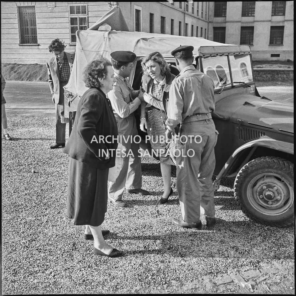 Una donna in lacrime scende da un fuoristrada dell'esercito per far visita ai cinque marinai della Brigata San Marco rimasti uccisi dallo scoppio di un mortaio durante un'esercitazione nei pressi di Levico<br>222330