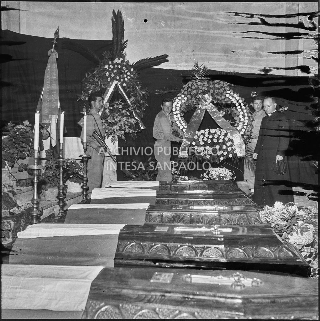 Le bare dei cinque marinai della Brigata San Marco nella chiesa della Madonna del Pezzo, morti per lo scoppio di un mortaio durante un'esercitazione nei pressi di Levico<br>222331