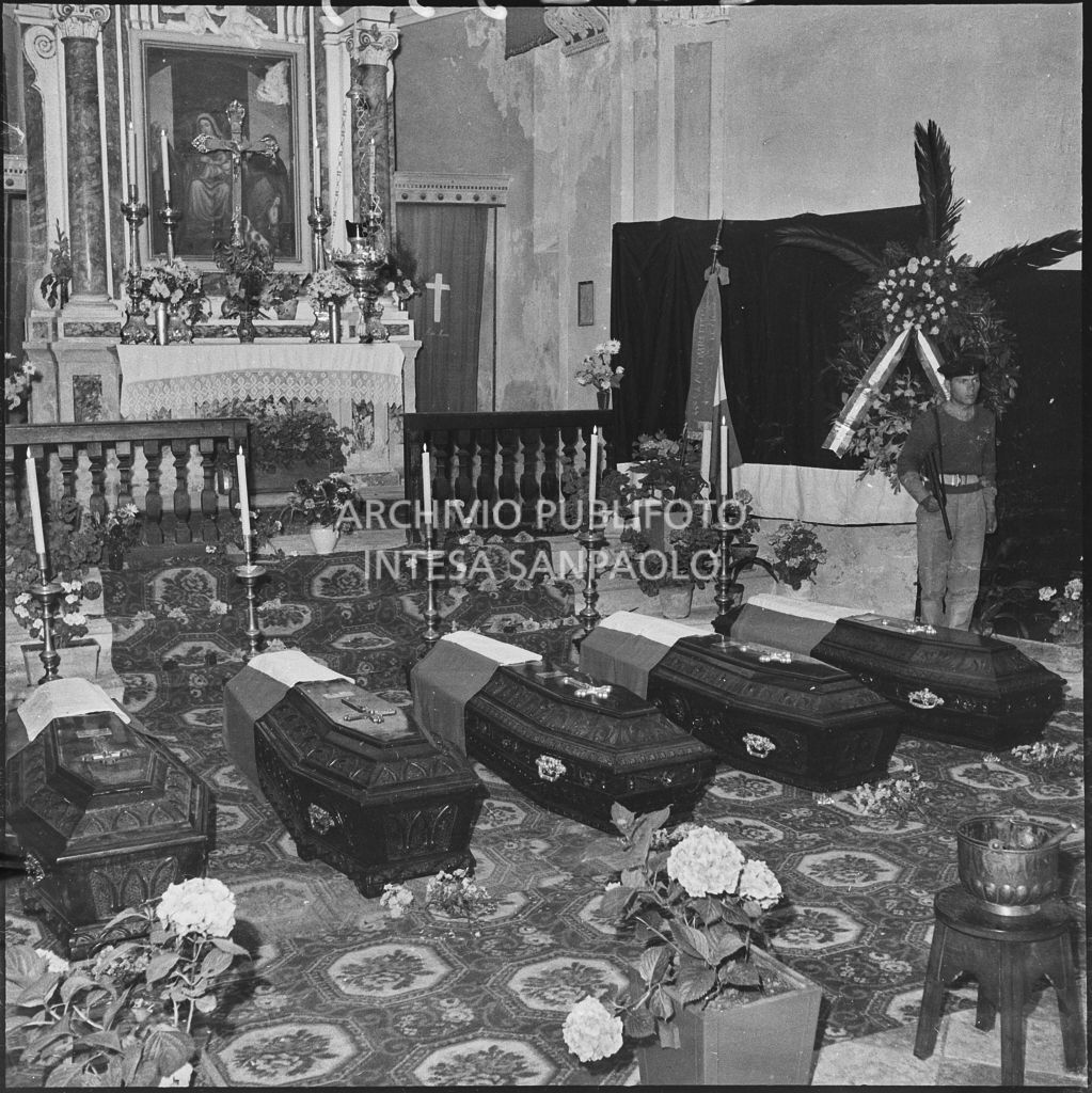 Le bare dei cinque marinai della Brigata San Marco nella chiesa della Madonna del Pezzo, vittime dello scoppio di un mortaio durante un'esercitazione nei pressi di Levico<br>222335