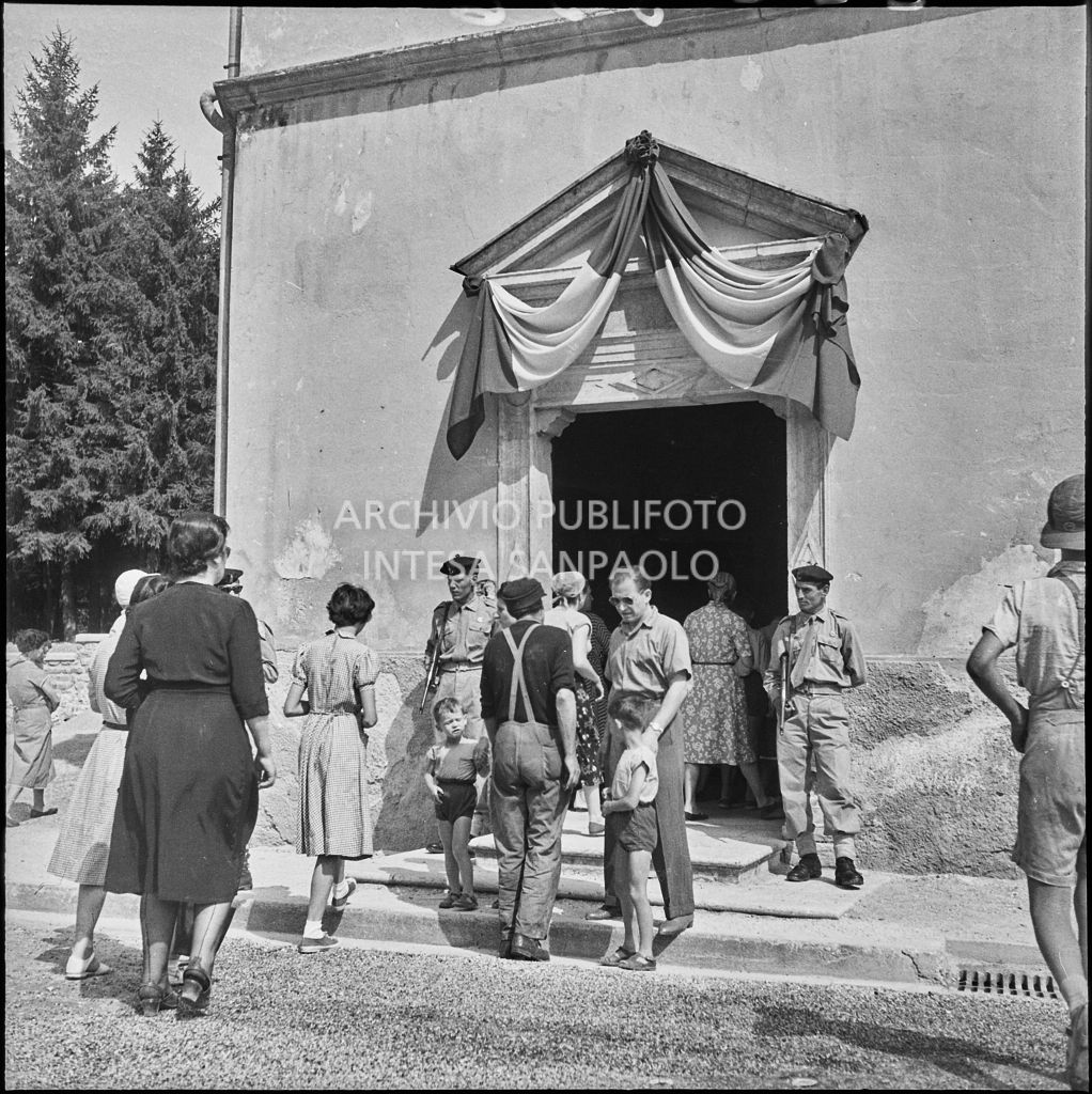 Militari e civili davanti alla chiesa della Madonna del Pezzo, in visita ai cinque marinai della Brigata San Marco vittime dello scoppio di un mortaio durante un'esercitazione nei pressi di Levico<br>222336