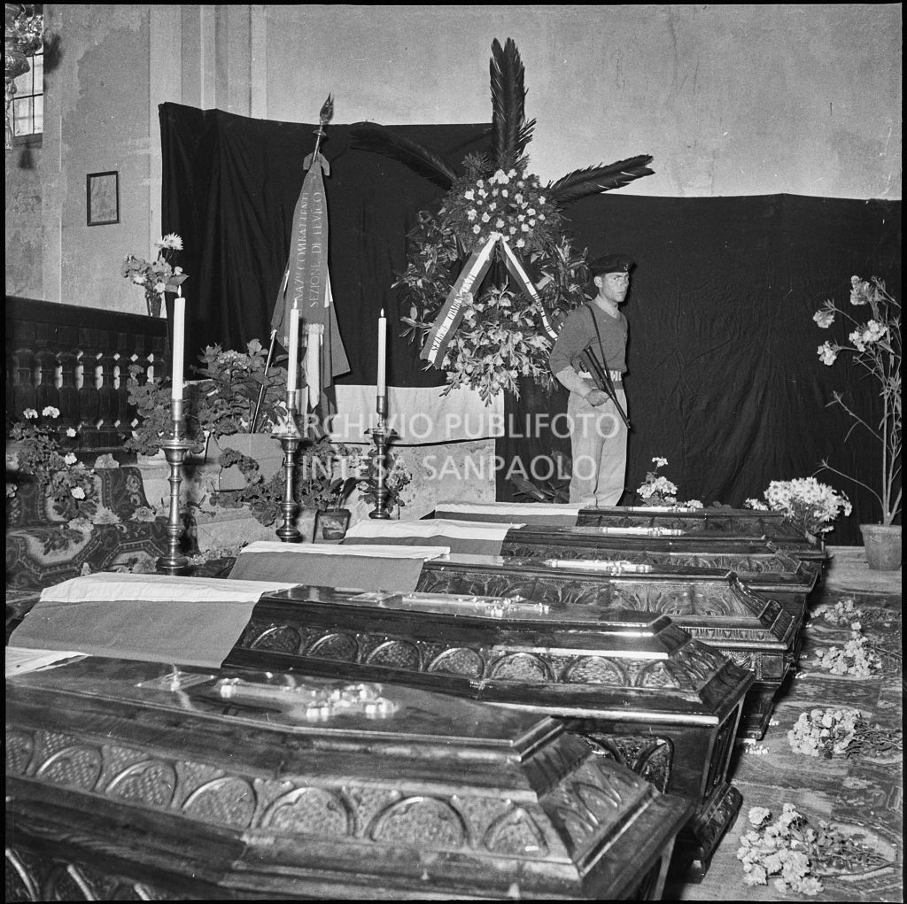 Le bare dei cinque marinai della Brigata San Marco nella chiesa della Madonna del Pezzo, vittime dello scoppio di un mortaio durante un'esercitazione nei pressi di Levico<br>222337