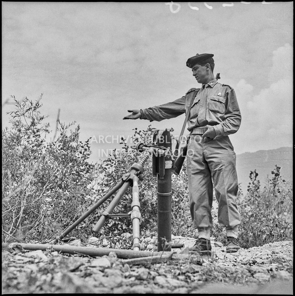 Un marinaio della Brigata San Marco mostra il luogo dello scoppio del mortaio che ha ucciso cinque suoi commilitoni durante un'esercitazione nei pressi di Levico<br>222338