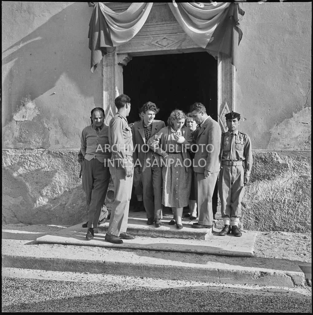 Una donna, sconvolta dalla dolore, esce dalla chiesa della Madonna del Pezzo dopo aver fatto visita ai cinque marinai della Brigata San Marco vittime dello scoppio di un mortaio durante un'esercitazione nei pressi di Levico<br>222339