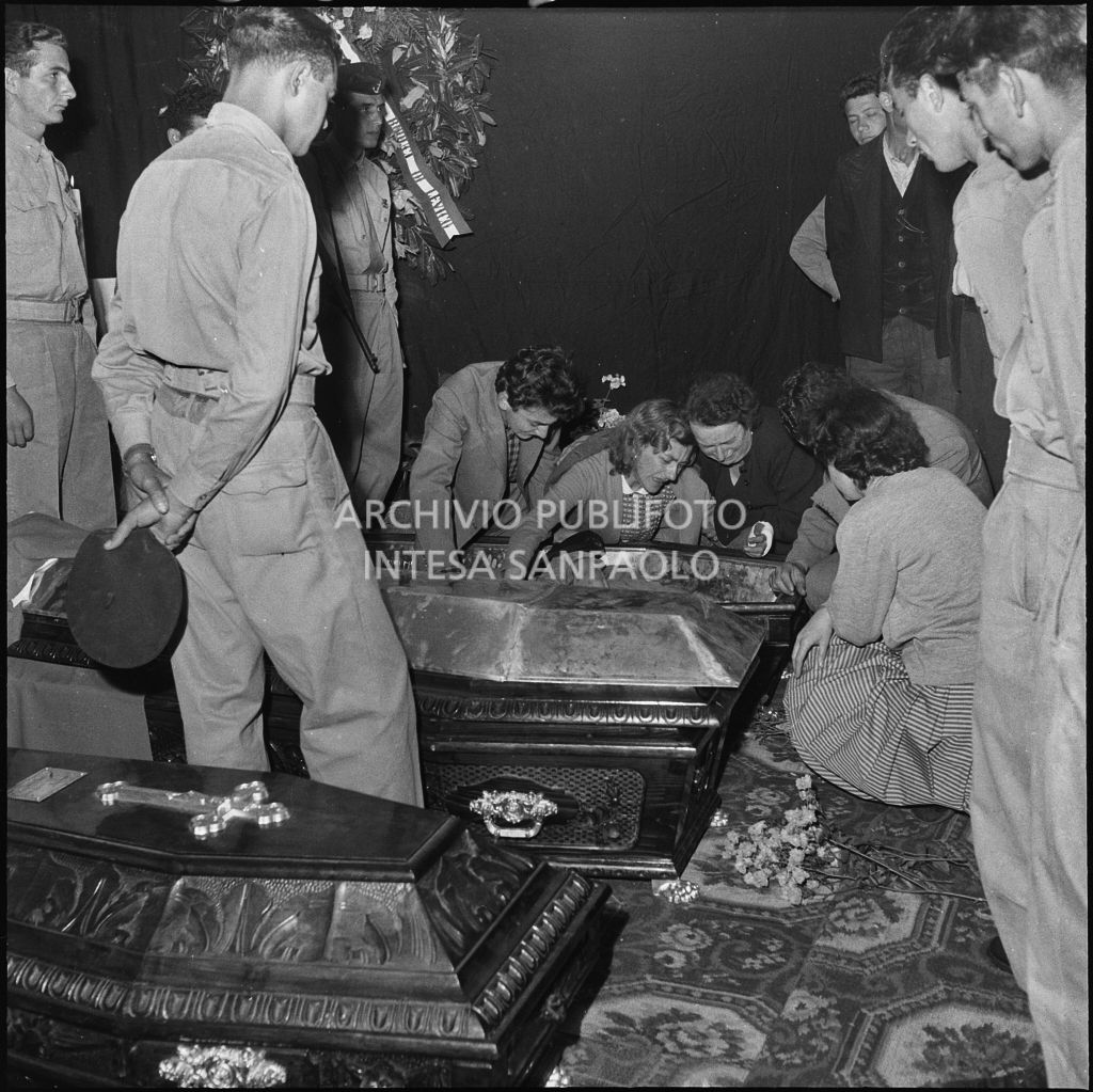 Una donna piange sulla bara di uno dei cinque marinai della Brigata San Marco nella chiesa della Madonna del Pezzo, una delle vittime dello scoppio di un mortaio durante un'esercitazione nei pressi di Levico<br>222340