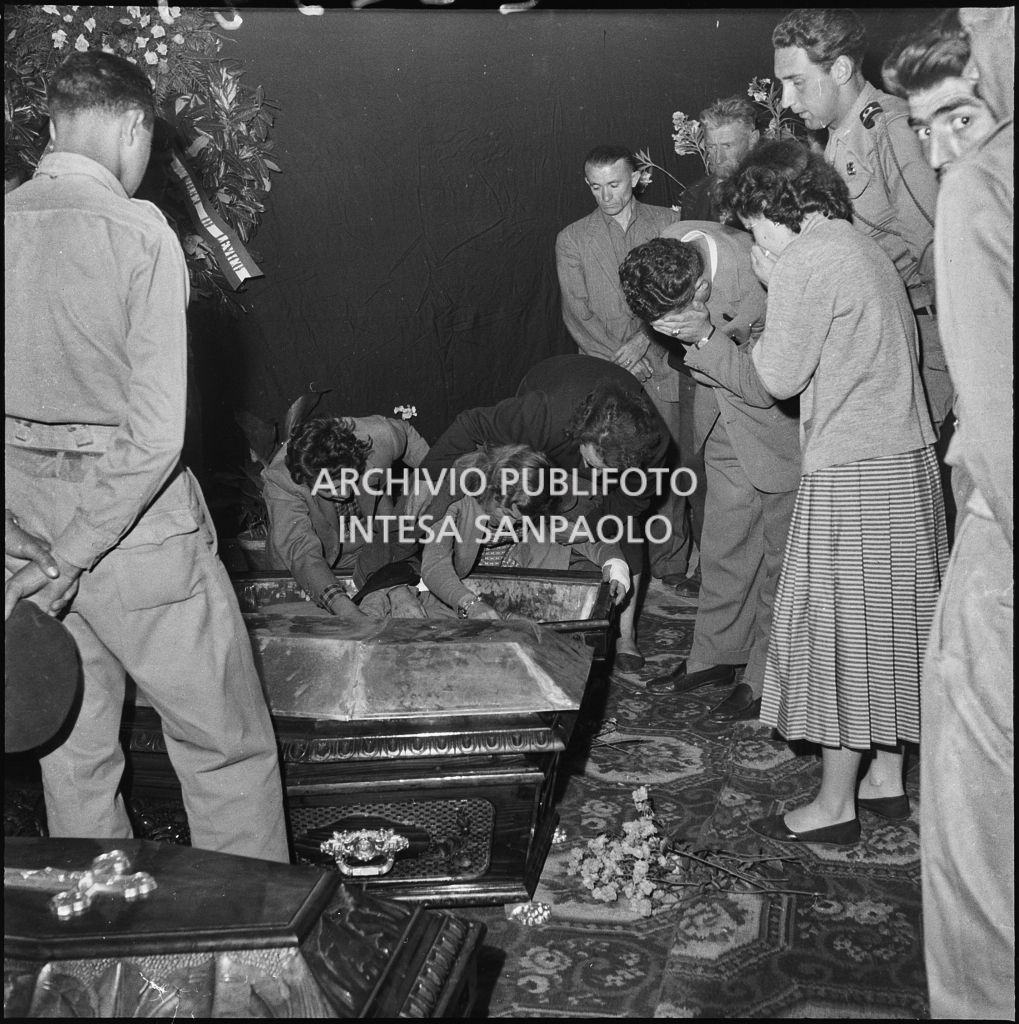 Una donna piange sulla bara di uno dei cinque marinai della Brigata San Marco nella chiesa della Madonna del Pezzo, una delle vittime dello scoppio di un mortaio durante un'esercitazione nei pressi di Levico<br>222341