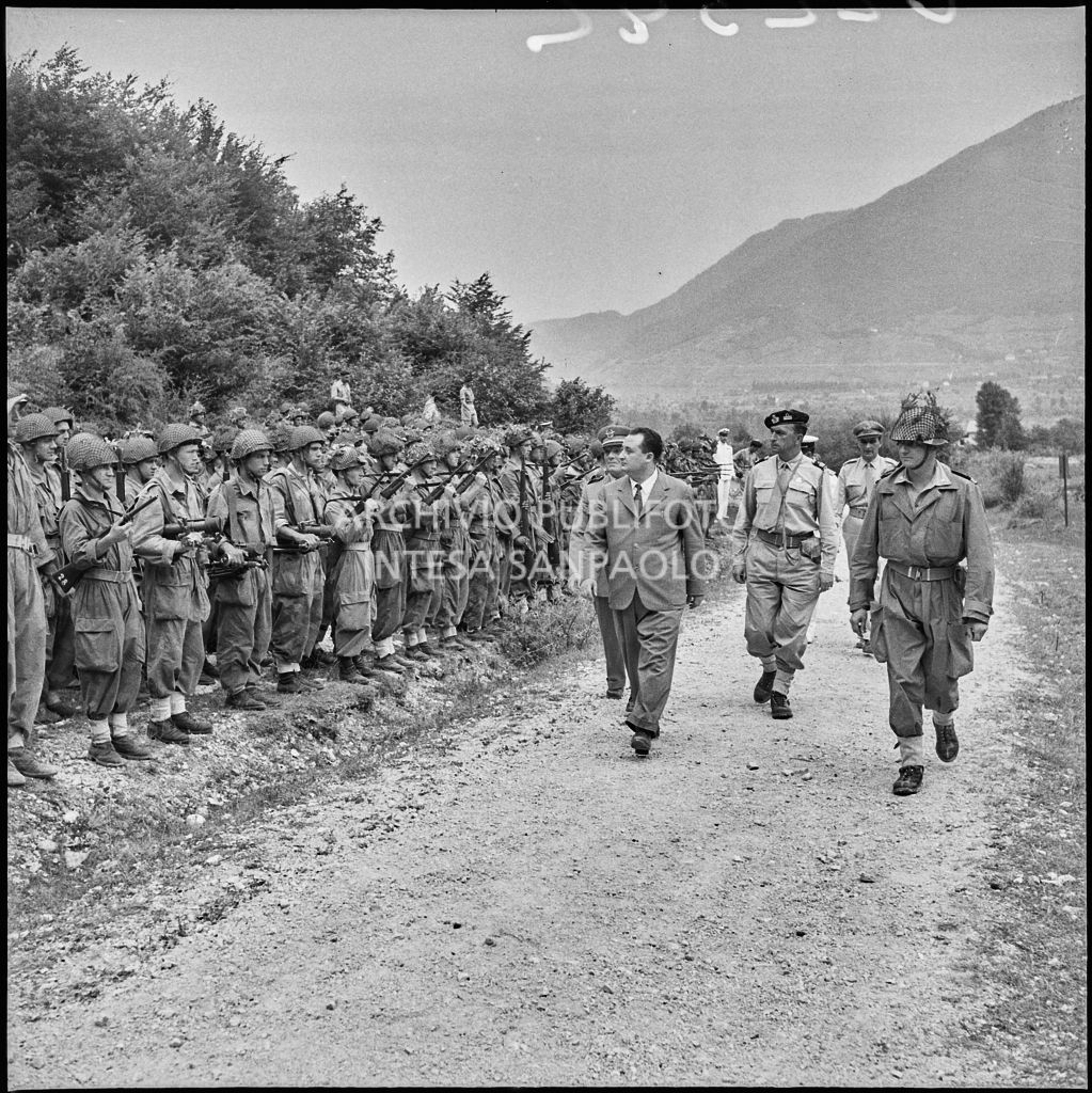 Il sottosegretario alla Difesa Fiorentino Sullo cammina tra i marinai della Brigata San Marco schierati nel luogo dello scoppio del mortaio che ha ucciso cinque commilitoni<br>222342