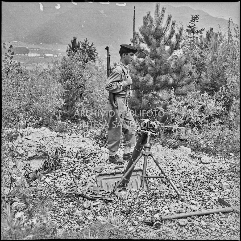 Un marinaio della Brigata San Marco di guardia nella zona dell'esplosione del mortaio che ha ucciso cinque commilitoni<br>222344