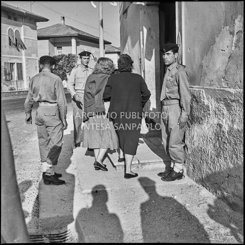 Due donne davanti alla chiesa della Madonna del Pezzo, in visita ai cinque marinai della Brigata San Marco vittime dello scoppio di un mortaio durante un'esercitazione nei pressi di Levico<br>222345