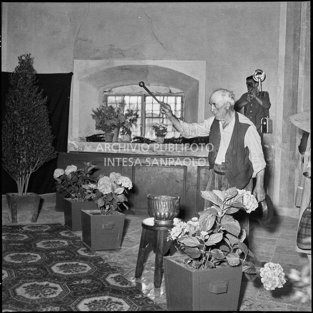 Un uomo benedice le bare dei cinque marinai della Brigata San Marco nella chiesa della Madonna del Pezzo, morti per lo scoppio di un mortaio durante un'esercitazione nei pressi di Levico<br>222346