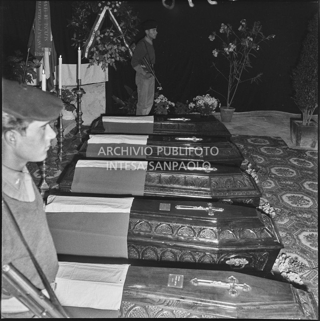 Le bare dei cinque marinai della Brigata San Marco nella chiesa della Madonna del Pezzo, vittime dello scoppio di un mortaio durante un'esercitazione nei pressi di Levico<br>222348